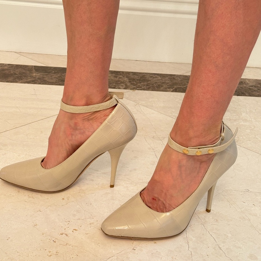 Burberry pumps, beige -taupe croc embossing, size 40 Italian/9US